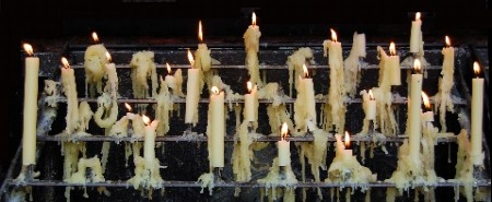 Kerzen der Hoffnung - Jede Kerze steht für ein Gebet.
